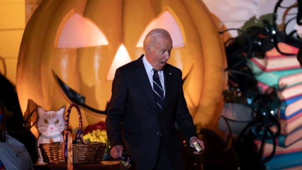 Ein Pandabär las vor - Biden feierte letztes Mal Halloween im Weißen Haus