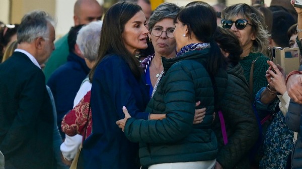 Besuch in Flutgebiet - Königin Letizia diesmal mit Umarmungen empfangen