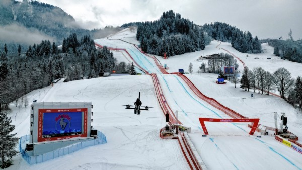 Nach 64 Jahren Pause  - Paukenschlag! Nun erobern auch Ski-Damen Kitzbühel