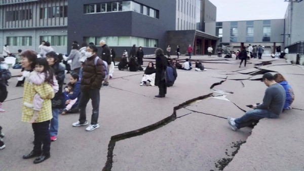 Stärke von 7,4 - Erdbeben in Japan: Tsunami-Wellen treffen Land