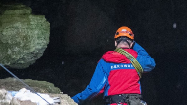 Nach 5 Stunden befreit - Deutsche Teenager stürzten in 20-Meter-Schacht