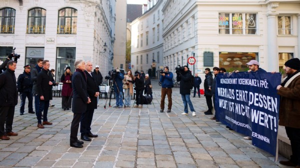 Novemberpogrome - Demonstranten setzten Zeichen gegen Rosenkranz