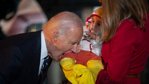 Schlechter Scherz? - Empörung in den USA: Biden „knabbert“ an Babys