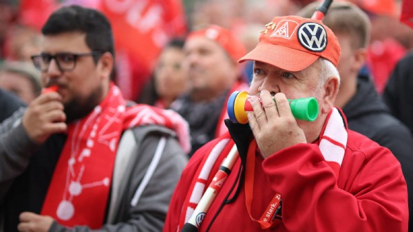 Sparkurs geplant - Volkswagen will Löhne kürzen & Prämien streichen