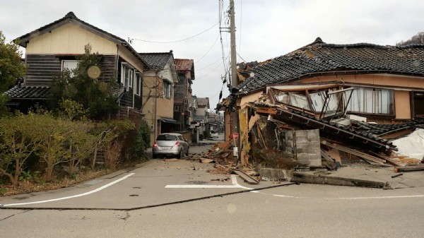 Nach starkem Erdbeben - Rettungskräfte bergen erste Todesopfer in Japan