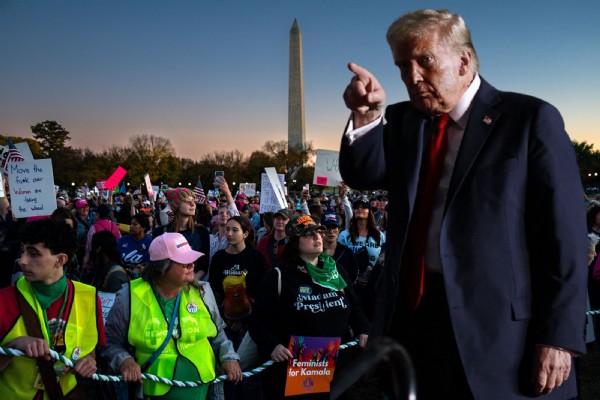 Frauen protestieren - Donald Trump: „Bin der Vater der Befruchtung“