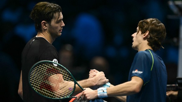 ATP Finals in Turin - Taylor Fritz kämpft Debütant Alex de Minaur nieder