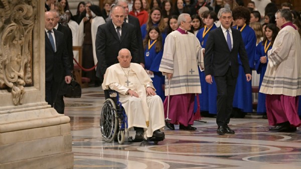 Sorge um Franziskus - Papst im Rollstuhl zur Silvestermesse gefahren