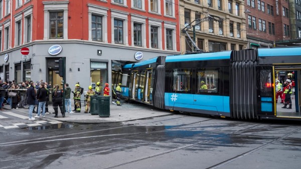 Chaos am Unfallort - Oslo: Straßenbahn krachte in Geschäft, 4 Verletzte